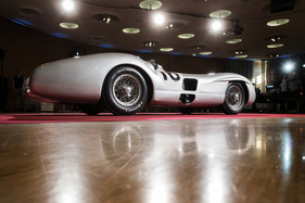 Image: Only one car in Stuttgart, ...