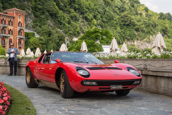Nur ganz selten stehen Personen im Bild, die ihm einen ganz besonderen Touch geben, wie hier im Hintergrund Valentino Balboni, der ehemalige Testfahrer von Lamborghini.