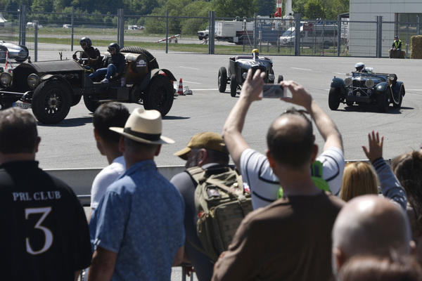 Bild Nur ja nichts verpassen, das Handy hält die bewegenden Momente fest - Klassikwelt Bodensee 2017