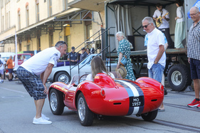 Nur rund 80 % so gross wie ein echter Testarossa, aber an Aufmerksamkeit fehlt es nicht ... - Older Classics August 2024