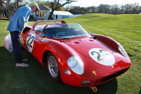 Nur schauen, nicht anfassen - Ferrari-Interessent, offenbar ohne ernste Kaufabsichten. Übrigens wurde dieser 250/275 P von 1963 ein paar Stunden später zum „Best of Show“ gekürt.