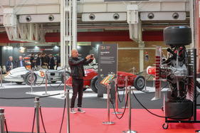 Nur selten kann man eine Vogelansicht so einfach fotografieren, doch der stehend montierte BRM macht's in der F1-Ausstellung möglich - 42. Auto e Moto d'Epoca 2025