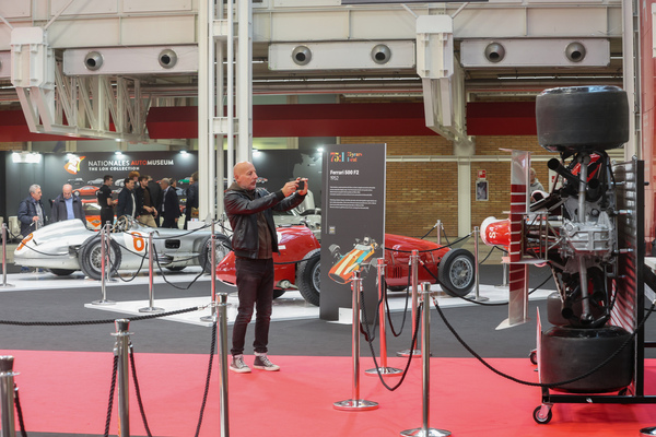 Bild Nur selten kann man eine Vogelansicht so einfach fotografieren, doch der stehend montierte BRM macht's in der F1-Ausstellung möglich - 42. Auto e Moto d'Epoca 2025