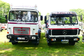 Nutzfahrzeuge sind in Bockhorn traditionell stark vertreten. Hier eine MAN 19-291 Allradzugmaschine mit Langendorf-Auflieger und ein Mercedes-Benz 2225 Dreiachser mit Abrollcontainer. Diese Fahrzeuge sind gelegentlich noch im Einsatz. – Bockhorner Oldtimermarkt 2025