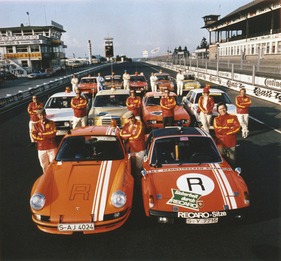 Bild: ONS-Streckensicherungsstaffel auf dem Nürburgring 1973: 911 Carrera RSR 2,8 Modelljahr 1973 (vorn) und 914/6 GT Modelljahr 1972. Zwischen diesen beiden Fahrzeugen steht Porsche-Legende Herbert Linge