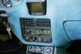 OPAC Più (1996) – Peugeot-Bedienteil mit Carbonfolie aufgehübscht; Bildschirm für den VHS-Spieler