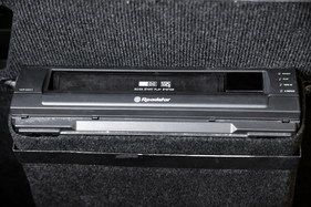 OPAC Più (1996) – VHS-Spieler im Kofferraum