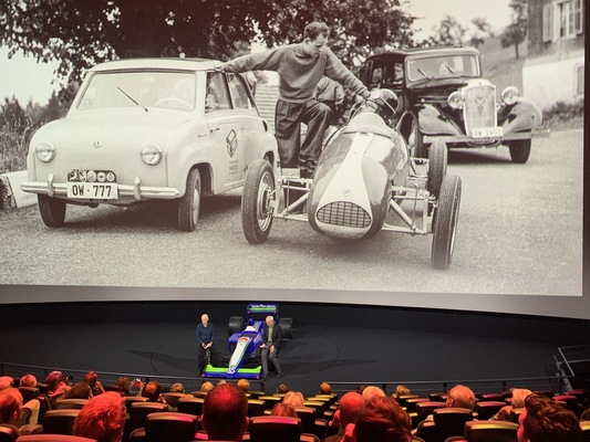 "OW 777" war oft vor der Polizei am Unfallort – "Trophäen der Zeit – Die Fotografendynastie Reinhard" im Verkehrshaus der Schweiz in Luzern