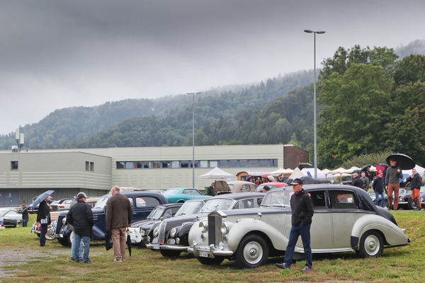 Ob Luxuslimousine oder Kleinwagen, sie wurden alle interessiert gemustert - Albisgütli Classics - Cars & Bikes August 2021