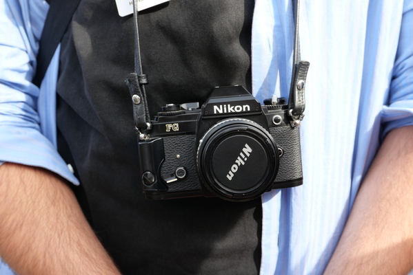 Ob Sony Alpha 7, analoge Nikon FG oder digitale Leica – die Fotografen waren beinahe genauso vielfältig ausgerüstet wie das Starterfeld – Einbecker Oldtimertage 2025