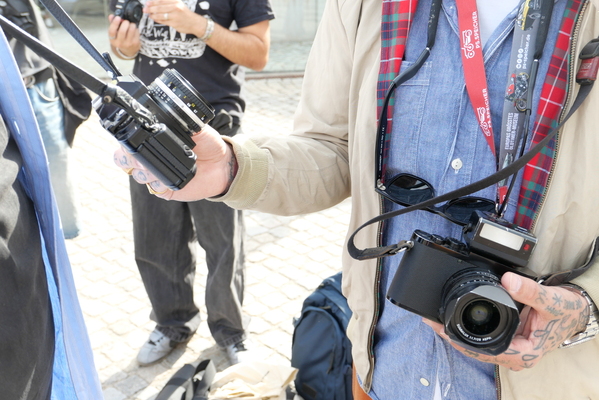 Ob Sony Alpha 7, analoge Nikon FG oder digitale Leica – die Fotografen waren beinahe genauso vielfältig ausgerüstet wie das Starterfeld – Einbecker Oldtimertage 2025