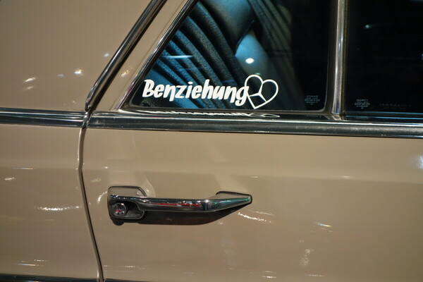 Ob der Fahrer dieses Mercedes Strich-Acht seinen Wagen nach Essen geschoben hat? Sie wissen ja, wer sein Auto liebt...