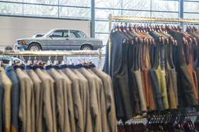 Ob die Sakkos von der Stange so gut sitzen wie das Karosseriekleid des BMW? – Bremen Classic Motorshow 2024