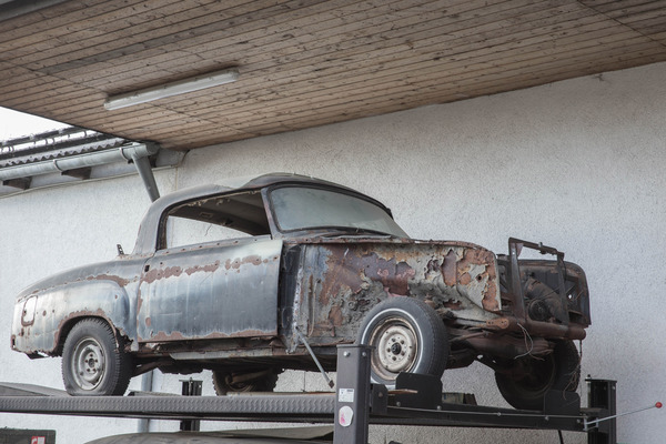 Ob dieser Wagen je wieder in seiner alten Schönheit erblühen wird? - Einblicke in die Arbeit der Ponton-Manufaktur