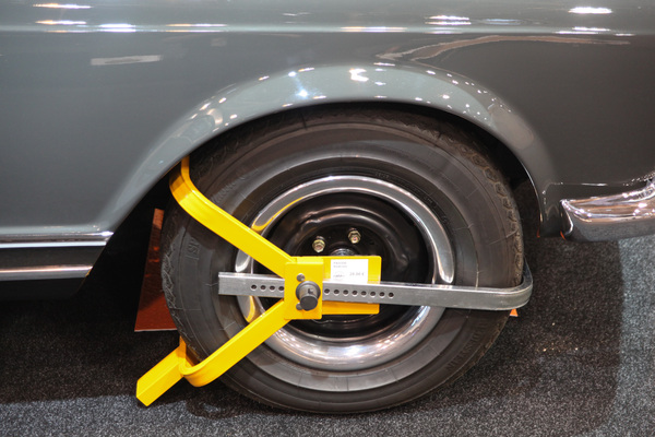 Ob hier ein Diebstahl verhindert werden soll - Techno Classica 2015
