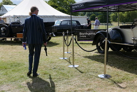 Ob man vielleicht bei der Online-Auktion mitbietet? Hier sind einige Angebote ausgestellt