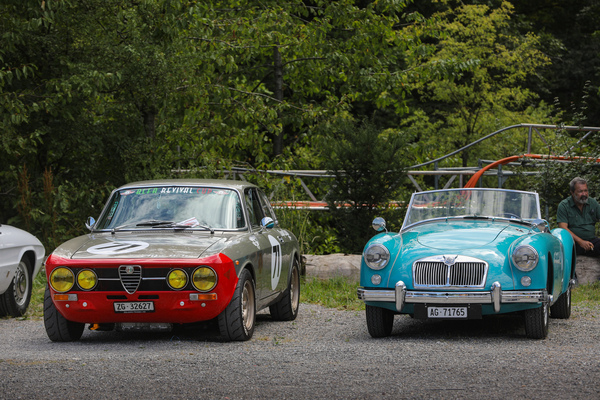 Ob rennmässig (Alfa Romeo 2000 GTV) oder freizeitorientier (MGA Roadster), es ist alles vorhanden - Albisgütli Classics Cars & Bikes Juli 2025