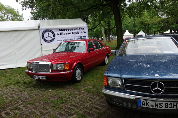 Ob schrille Limousine oder dezentes Coupé, hier ist man mit Mercedes-Benz der Baureihe 126 immer willkommen – Classic Days Düsseldorf 2023
