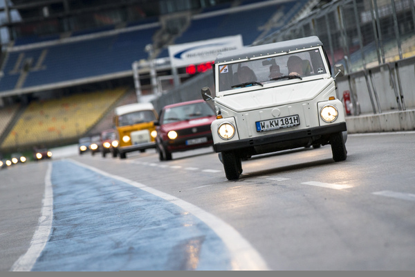 Ob sich der VW 181 auf der Rundstrecke wohlfühlt? - am zweiten Tag der Creme21 2015 auf dem Hockenheimring