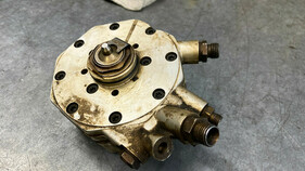 Oberseite des Mengenteiler - Darunter befinden sich die Einstellschrauben der Differenzventile