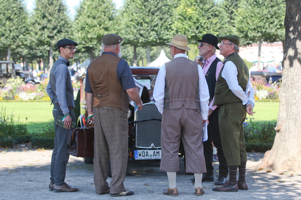 Oder doch lieber periodengerecht gekleidete stramme Männer …