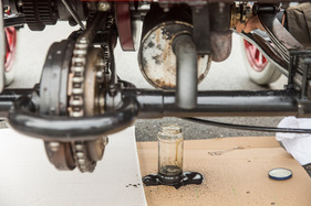 Bild Ölwechsel: Was früher auf der Strasse landete, wird heute aufgefangen (mehr oder weniger) – Luzern to Basel Veteran Run 2024