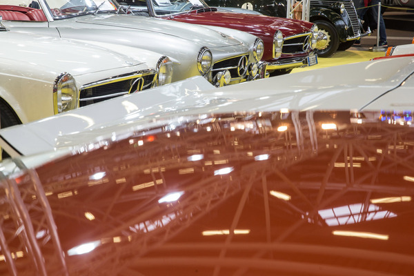 Offene Klassiker mit Stern in Reih und Glied - 40. Auto e Moto d'Epoca Bologna 2023