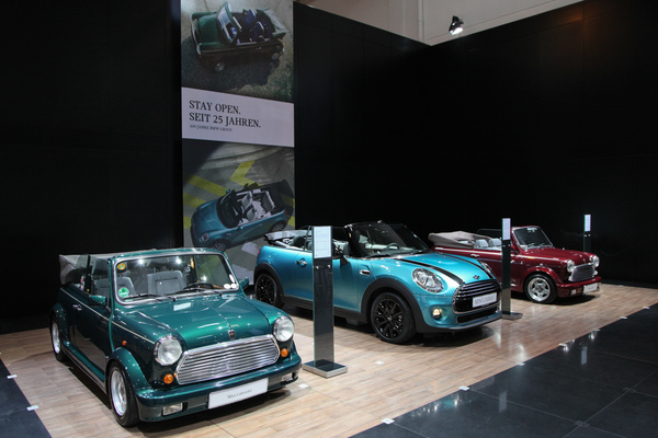 Offene Minis seit 25 Jahren wurden auf dem BMW-Stand gefeiert - gesehen an der Techno Classica 2016