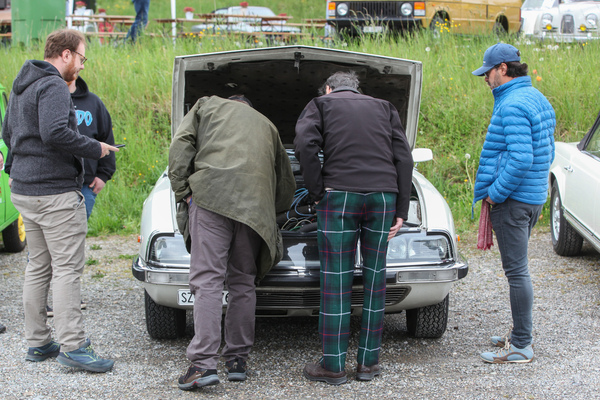 Offene Motorhaube sorgen immer für Interesse, gerade wenn es sich um einen Citroën SM handelt - Albisgütli Classics April 2022