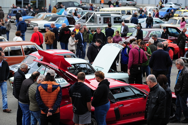 Bild: Offene Motorhauben erregen immer Aufmerksamkeit – Oldtimermesse St. Gallen 2023