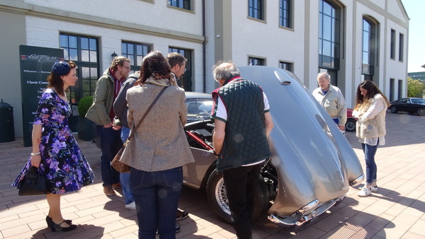 Offene Motorhauben wecken immer Interesse - Oldtimer-/Youngtimer Saisoneröffnungs-Brunch bei Emil Frey Classics am 1. Mai 2022