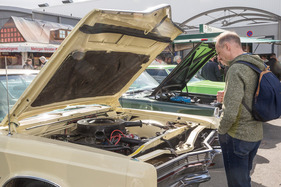 Open hoods like this Chrysler 300 C from 1968 always arouse interest - Techno Classica 2023