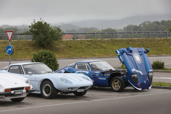 Bild Offene Motorhauben wie hier beim Marcos 2 Liter BMW aus dem Jahr 1969 locken das Publikum an - Fantastic Plastic 2024