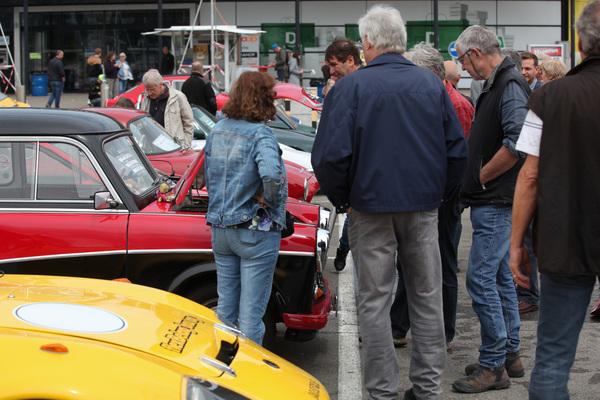 Offene Motorhauben ziehen immer Menschentrauben an - Fantastic Plastic 2019