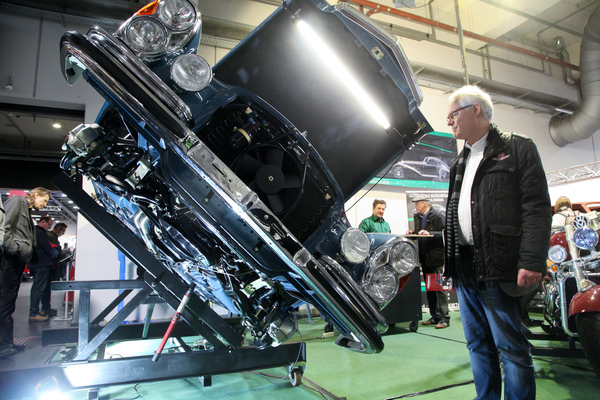 Offengelegte und schön präsentierte Technik interessiert immer, wie an diesem Mercedes-Benz demonstriert - Bremen Classic Motorshow 2019