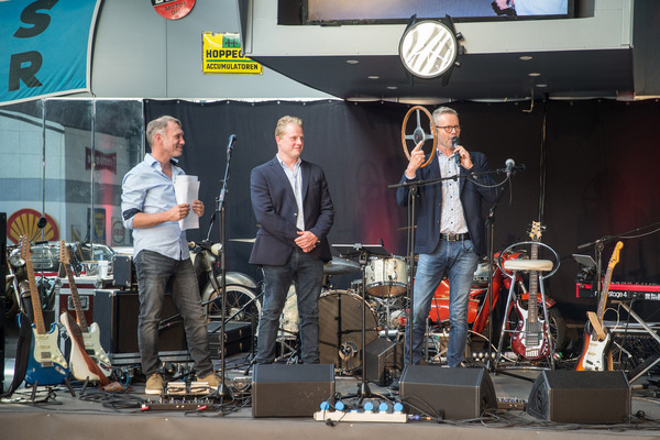 Image: Official handover of the management of Oldtimer Galerie Toffen with symbolic steering wheel