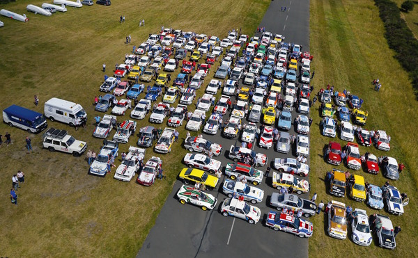 Offizielles Gruppenbild aller 150 Teilnehmerfahrzeuge des Eifel Rallye Festivals 2015