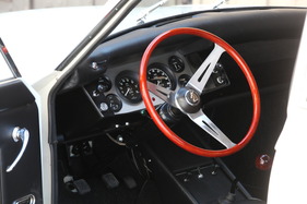 Ogle SX 1000 (1963) - flachstehendes Lenkrad mit schönem Holzkranz