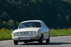 Ogle SX 1000 (1963) - mit minimaler Seitenneigung umrundet der kleine Sportwagen die Kurven