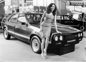 Ogle Triplex 10-20 Glassback (1979) - mit dezent erotischem Dekor präsentiert - Genfer Automobilsalon 1979