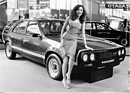 Ogle Triplex 10-20 Glassback (1979) - mit dezent erotischem Dekor präsentiert - Genfer Automobilsalon 1979
