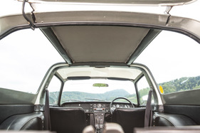 Ogle Triplex GTS (1965) - der Blick von hinten zeigt die grosszügige Verwendung von Glas beim Konzeptfahrzeug