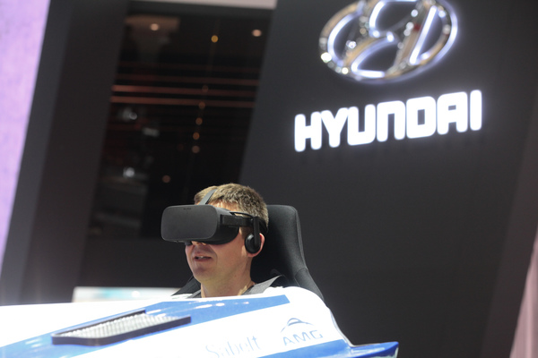 Ohne 3D-Virtual-Reality-Brille kommt kaum ein Stand aus - Genfer Autosalon 2017
