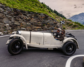Ohne Servo, ohne Gnade: Der SSK will mit voller Kraft durch die engen Kehren gesteuert werden. Fürs Geläuf am Stilfser Joch gewählt: vorn 21-Zoll-, hinten 20-Zoll-Räder.