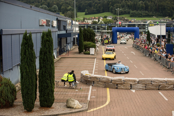 Image: Nothing works without straw bales and stewards, even for pure demo drives - Emil Frey Oldtimer Grand Prix Safenwil 2024