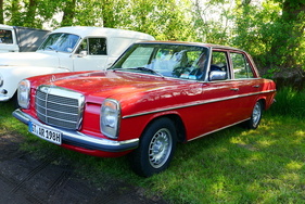 Ohne einen Mercedes-Benz der Baureihe Strich-Acht wäre Bockhorn undenkbar. Dieser Rote ist ein 240D. – Bockhorner Oldtimermarkt 2025