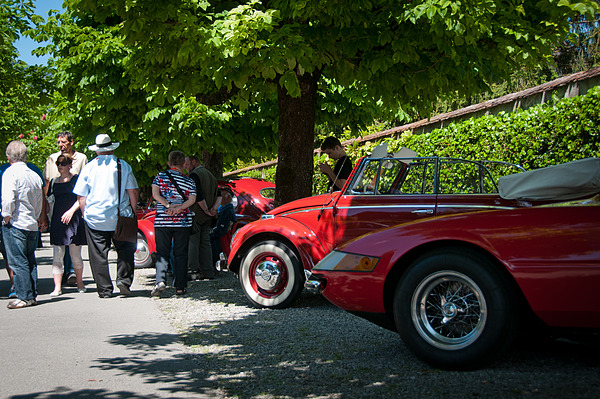 Bild: OiO Oldtimer in Obwalden 2013 - Die Strasse durch Sarnen wird durch Bäume und Sitzbänke begleitet, dazwischen hatte es auch immer wieder Platz für schöne Oldtimer
