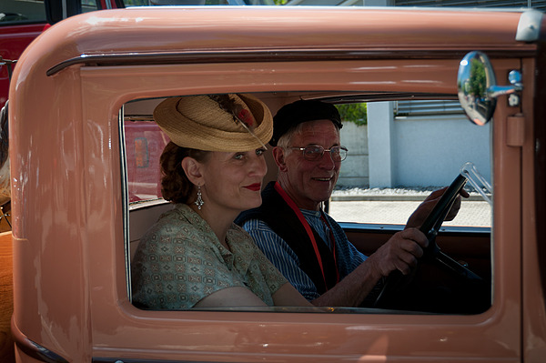 OiO Oldtimer in Obwalden 2013 - Many visitors and drivers dressed in contemporary clothes, that's how it should be