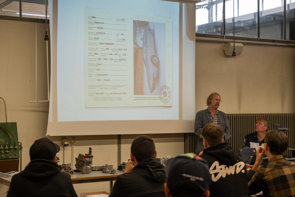 Olaf Tamm (graue Jacke) während den Ausführungen zum FIVA-Wagenpass – 8. Autos von Dazumal 2023