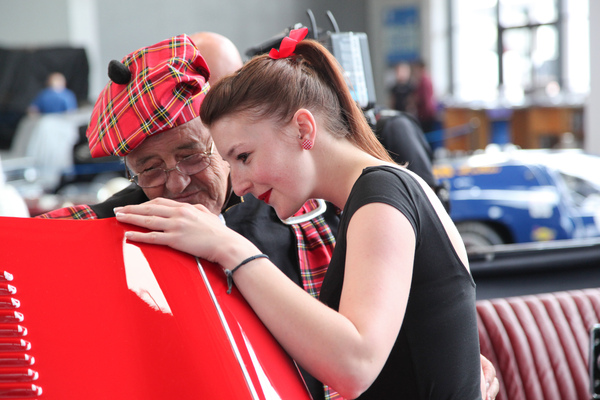 Bild "Old English Style" - Sonderschau des ADAC Ortsclub Friedrichshafen e.V. - Blick in den Motorraum eines Jaguar E-Types - Klassikwelt Bodensee 2016